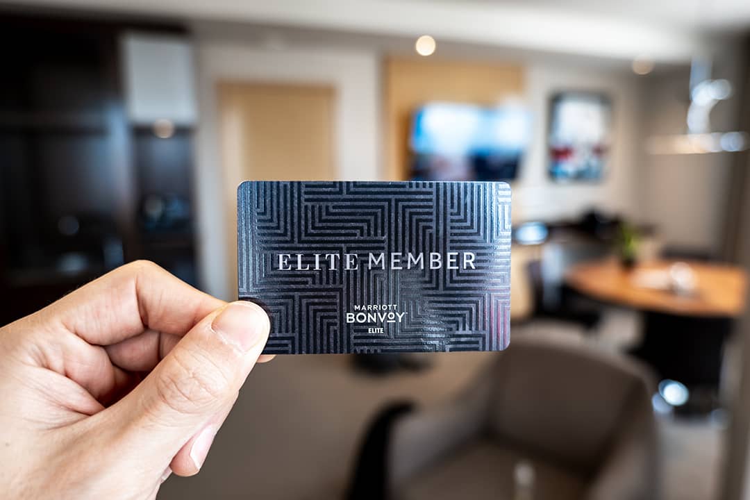 Person holding an elite membership card for a hotel